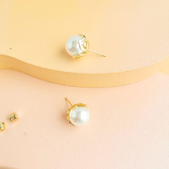 Elegant Gold and Pearl Stud Earrings - Picture 4 of 4